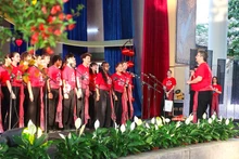 L'équipe de la Chorale senior du CEAO du Canada, dirigée par Maxime Bégin, se produit lors de la cérémonie de remise des prix. Photo : Baoquangnam.