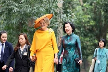 L'épouse du président Luong Cuong, Nguyen Thi Minh Nguyet et la reine Mathilde de Belgique visitent le site des reliques du Président Hô Chi Minh. Photo : VNA.