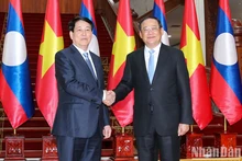 Le président vietnamien Luong Cuong (à gauche) et le Premier ministre lao Sonexay Siphandone, à Vientiane, le 25 avril. Photo : NDEL.