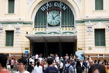 Devant la Poste centrale de Hô Chi Minh-Ville. Photo : VNA.