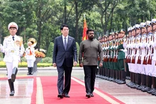 Le président de la République, Luong Cuong (gauche), et le président sri-lankais, Anura Kumara Dissanayaka, lors de la cérémonie. Photo : VNA.