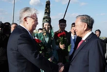 Le président hôte Kassym-Jomart Tokayev (gauche) accueille le secrétaire général du Parti communiste du Vietnam, Tô Lâm à l'aéroport d'Astana. Photo : VNA.