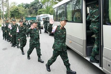 Les militaires participant à la mission humanitaire au Myanmar montent dans le bus pour se diriger vers l'aéroport de Noi Bai. Photo : QDND.