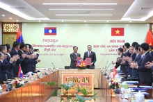 Les vice-ministres Pham The Tung et Kongthoong Phongvichit lors de la cérémonie de signature du procès-verbal de la 15ᵉ Conférence sur la coopération en matière de sécurité publique Vietnam - Laos. Photo : CAND.