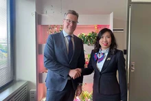 La vice-ministre vietnamienne des Affaires étrangères, Le Thi Thu Hang et le secrétaire d'État du ministère estonien des Affaires étrangères, Martin Roger. Photo : Baoquocte.