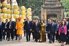Le président vietnamien Luong Cuong et son épouse Nguyên Thi Minh Nguyêt, accompagnés du roi Philippe et de la reine Mathilde de Belgique visitent la citadelle impériale de Thang Long. Photo : NDEL.
