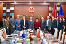 Le ministre Nguyen Kim Sơn, l'ambassadeur Julien Guerrier et les représentants du ministère de l'Éducation et de la Formation ainsi que de la délégation de l'UE au Vietnam. Photo : Giaoducthoidai.