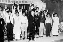 Les membres du Comité central du Front national de libération du Sud prêtent serment lors de la cérémonie de fondation du Front. Photo : VNA.