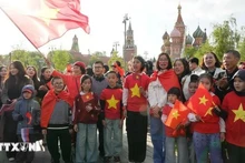 Les Viêt Kiêu en Russie se sont rassemblés à Moscou pour accueillir la délégation militaire vietnamienne. Photo : VNA.