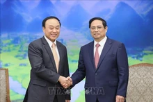 Le Premier ministre Pham Minh Chinh (à droite) et le ministre lao de la Santé Bounfeng Phoummalaysith. Photo : VNA.