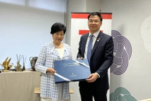 L'ambassadeur vietnamien, Pham Quang Hiêu (à droite), et Koike Yuriko, gouverneure de la ville. Photo: baoquocte