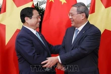 Le Premier ministre Pham Minh Chinh (gauche) et son homologue chinois, Li Qiang. Photo: VNA