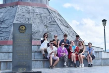 Les visiteurs étrangers à Lung Cu, province de Hà Giang. Photo: NDEL