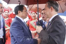 Cérémonie d'accueil du Premier ministre Pham Minh Chinh à l'aéroport à Nanning, en Chine. Photo: VNA