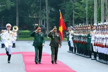 Le ministre vietnamien de la Défense Phan Van Giang (à gauche) et le vice-Premier ministre et ministre cambodgien de la Défense Tea Seiha passent en revue la garde d'honneur de l'Armée populaire du Vietnam. Photo : VNA.