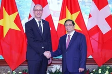 Le Premier ministre Pham Minh Chinh (droite) et le président du Conseil national suisse Martin Candinas. Photo :VNA