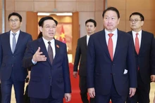 Le président de l'Assemblée nationale du Vietnam Vuong Dinh Hue (gauche) et Chey Tae Won, président du groupe sud-coréen SK. Photo: VNA