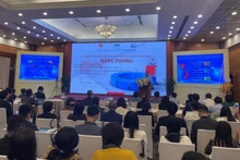 Lors de la conférence-bilan du projet « Encourager des petites et moyennes entreprises à développer leurs industries ». Photo: hanoimoi.vn
