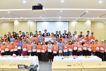 Une délégation du ministère des Affaires étrangères et du corps diplomatique offre des cadeaux aux ouvriers travaillant dans la zone industrielle de Khai Quang, ville de Vinh Yen, province de Vinh Phuc. Photo: baoquocte
