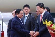 L'ambassadeur du Vietnam au Japon, Pham Quang Hiêu (à droite) accueille le Premier ministre Pham Minh Chinh (à gauche) à l'aéroport. Photo : VNA.