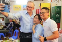 Le Premier ministre australien, Anthony Albanese, et des jeunes vietnamiens. Photo : VNA.