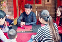 Demander la calligraphie aux jours du Nouvel An lunaire témoigne du respect pour l’instruction et la connaissance des Vietnamiens. Photo : hanoimoi.com.vn