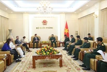  Le général Phan Van Giang, membre du Politburo, secrétaire adjoint de la Commission militaire centrale et ministre vietnamien de la Défense qui a reçu mardi 21 novembre à Hanoi l’ambassadeur Julien Guerrier, chef de la délégation de l’Union européenne (UE) au Vietnam, a exhorté les deux parties à continuent de renforcer leur coopération efficace dans le domaine de la défense.