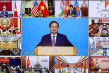 Le Premier ministre Pham Minh Chinh et des délégués de la visioconférence. Photo : VNA.