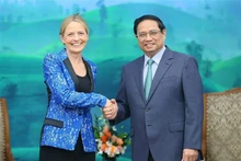 Le Premier ministre Pham Minh Chinh (à droite) serre la main de la vice-présidente des politiques publiques internationales et des relations gouvernementales d’Amazon, Susan Pointer. Photo : VNA. 