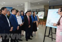 Les visiteurs de l’exposition « La jeunesse avec la mer et les îles de la Patrie ». Photo: VNA