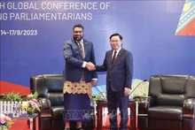 Le président de l’Assemblée nationale (AN), Vuong Dinh Huê (droite), et le président de l’Assemblée législative des Tonga, Lord Fakafanua. Photo: VNA