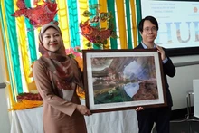 L’ambassadeur du Vietnam au Brunei, Tran Anh Vu (à droite), remet un cadeau à Liyana Putri Abd Ghani, directrice adjointe du Centre de langues de l’UBD. Photo: baoquocte