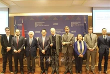 L'ambassadeur vietnamien Duong Quôc Thanh et des délégués lors du séminaire. Photo : VNA.