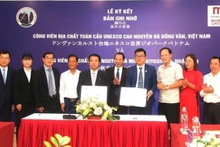 Signature du protocole d’accord sur la coopération entre le Géoparc mondial UNESCO du plateau karstique de Dông Van et le futur géoparc mondial UNESCO Mine-Plateau karstique d’Akiyoshidai du Japon. Photo : VNA.
