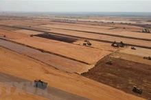 Nivellement du sol pour la construction de l'aéroport international de Long Thành. Photo : VNA.