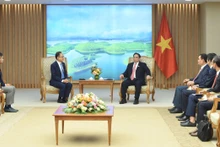 Le Premier ministre Pham Minh Chinh (droite) a reçu 6 janvier à Hanoï l'ambassadeur du Cambodge, Chay Navuth. Photo : Trân Hai/NDEL