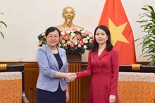 lLa vice-ministre vietnamienne des Affaires étrangères Nguyên Minh Hang (à droite) et Zhang Guozhi, maire adjointe de la ville chinoise de Chongqing. Photo: BNG