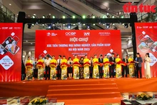 Lors de la cérémonie d’ouverture de la Foire de promotion du commerce agricole et des produits OCOP Hanoi 2023. Photo: baotintuc