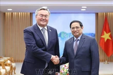Le Premier ministre vietnamien, Pham Minh Chinh (à droite) et le Vice-Premier ministre et ministre Mukhtar Tileuberdi, à Hanoi, en août 2022. Photo : VNA. 