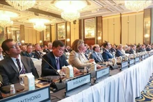 Le général de corps d'armée Hoàng Xuân Chiên, vice-ministre de la Défense (2e à partir de la gauche), au dialogue. Photo : VNA.