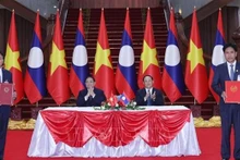Les Premiers ministres vietnamien Pham Minh Chinh (assis, à gauche) et lao Sonexay Siphandone supervisant la signature de l’accord d’entraide judiciaire en matière civile. Photo : VNA