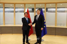Le vice-président de la Commission européenne, Valdis Dombrovski et le ministre vietnamien de l’Industrie et du Commerce, Nguyên Hông Diên (à gauche). Photo : VNA. 