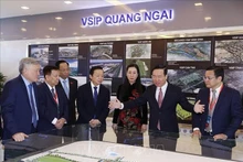 Le Président Vo Van Thuong (2e, de droite à gauche) lors d'une exposition à l'occasion du 10e anniversaire du VSIP Quang Ngai. Photo : VNA.