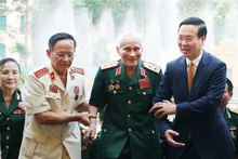 Le Président du Vietnam, Vo Van Thuong (à droite) rencontre des anciens combattants du front du Tây Nguyên B3 du 3e Corps d’armée à l'occasion du 48e anniversaire de la Libération du Sud et de la Réunification nationale. Photo : VNA.