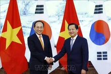 Le Vice-Premier ministre vietnamien Le Minh Khai (droite) et son homologue sud-coréen Choo Kyung-ho. Photo : VNA.