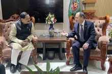 L’ambassadeur vietnamien au Bangladesh, Nguyen Manh Cuong (à droite), et le maire de Chittagong, Rezaul Karim Chowdhury. Photo: baoquocte