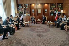 Pham Tât Thang travaille avec le vice-ministre iranien des Affaires étrangères Cheikh al-Islami. Photo : VNA.