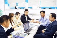 Discussion entre des responsables du Service du Plan et de l'Investissement de Long An et de Yooshin Engineering Group. Photo : baolongan.vn