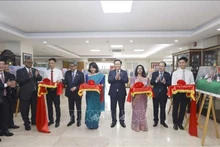 Le Président de l’Assemblée nationale du Vietnam, Vuong Dinh Huê, inaugure l’exposition de photos sur les 50 ans de relations diplomatiques entre le Vietnam et le Bangladesh. Photo : VNA.