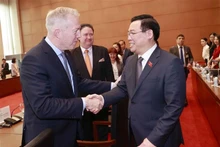 Le Président de l'Assemblée nationale Vuong Dinh Huê (à droite) et des représentants d'entreprises américaines. Photo : VNA.